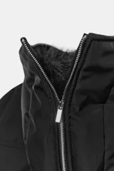 Cazadora acolchada de color negro con capucha, cuello subido y cierre frontal con cremallera y botones metálicos. Presenta manga larga con puño elástico, bolsillos delanteros y bajo ajustable con stoppers.