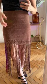 Falda midi de tejido de punto con lurex, de corte ajustado, con terminación inferior de flecos largos tejidos a mano en crochet.