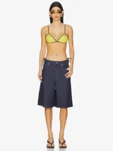 Top de bikini Diesel con diseño triangular clásico, color amarillo vibrante con ribetes en contraste color gris oscuro. Presenta tirantes finos ajustables y logo metálico de la marca en uno de los laterales.