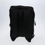 Mochila urbana color negro con compartimento para laptop, diseño minimalista con bolsillo frontal con cierre y manija superior.