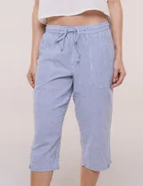 Pantalón capri de algodón a rayas verticales en tonos azul, celeste y blanco, con cintura elastizada, cordón de ajuste frontal y bolsillos aplicados.
