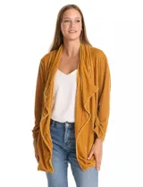 Blazer abierto de terciopelo color mostaza, con cuello solapa y diseño fluido de corte largo.