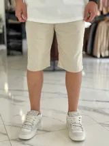 Bermuda deportiva de corte baggy y estilo jogging, en color beige, con bolsillos laterales y cintura elástica.