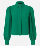 Camisa celeste de crepé con cuello inglés, manga larga abullonada y abotonadura frontal.