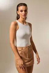 Body sin mangas de poliamida, con cuello redondo a la base y ajuste al cuerpo.