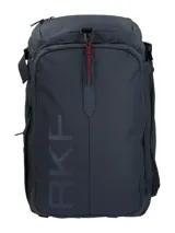 Mochila RKF de diseño técnico en color azul marino, confeccionada en poliéster reciclado repelente al agua. Presenta un compartimento principal con cierre, logo de la marca estampado verticalmente en el frente y detalle de cordón decorativo con mosquetón.