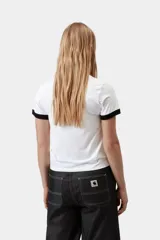 Remera estilo ringer de color blanco con ribetes negros en cuello y mangas, corte ajustado y estampado gráfico delantero de personaje animado.