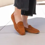 Mocasines marrones de cuero con punta cuadrada y detalle de costuras en color beige.