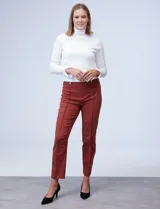 Pantalón negro de gabardina elastizada, corte slim, con pretina ancha con aplique de botones y largo de pierna pespunteado.