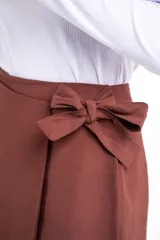 Short pollera marrón con lazo en la cintura, de corte mini y tiro alto.