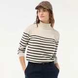 Sweater de punto con cuello alto, diseño de rayas horizontales negras sobre base beige, manga larga y ajuste al cuerpo.