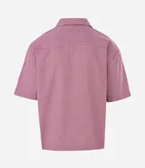 Camisa de corte oversized confeccionada en algodón, con estampado de cuadros tipo pied de poule en color rojo y blanco. Presenta cuello inglés, cierre frontal con botones y estampado lettering Breakout en el frente.