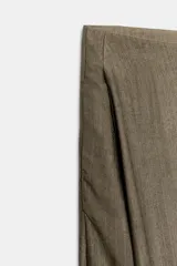 Pantalón de tiro alto ZW Collection, color verde militar, de corte recto y holgado con pinzas en el delantero.