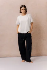 Pantalón celeste de pierna recta y silueta amplia, con cintura elástica y cordón regulable.