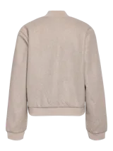 Campera bomber de corte holgado en color beige, con cuello redondo tipo baseball, cierre frontal con botones a presión, bolsillos laterales y puños y ruedo elastizados.