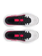 Championes de básquetbol Under Armour Lockdown 7, con diseño en combinación de colores gris, negro y detalles en rojo. Presentan parte superior de malla transpirable con superposiciones de cuero, entresuela de EVA para mayor amortiguación y suela de caucho con patrón de tracción en espiga.