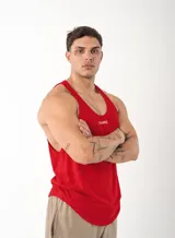 Musculosa roja de corte clásico, confeccionada en tejido de alto gramaje con detalle de bordado pequeño en el pecho.
