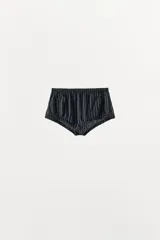 Mini shorts a rayas de tiro medio, confeccionados en mezcla de viscosa. Presentan cintura y bajos elásticos, con bolsillos delanteros de plastrón con detalle de botones.