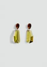 Aros colgantes con diseño geométrico, compuestos por piezas de resina facetada en color verde lima y detalles de resina marmolada en tonos ámbar, unidos por herrajes metálicos dorados.