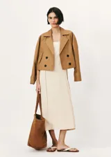 Vestido midi de corte recto y escote cuadrado, con tirantes finos y costuras verticales decorativas a lo largo de la prenda. Color bordó.