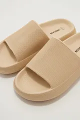 Sandalias de goma color verde oliva, estilo slide, con suela gruesa y plataforma texturizada.