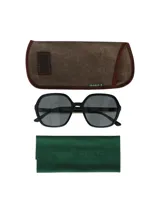 Lentes de sol RKF modelo Bolonia, con armazón de acetato de celulosa negro de diseño cuadrado y lentes oscuros polarizados con protección UV.