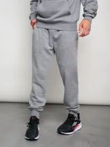 Pantalón de jogging azul marino de felpa con puños elásticos y logo de la marca estampado en la pierna izquierda.