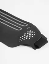 Riñonera deportiva negra de nylon y lycra, con dos bolsillos con cierre y detalles reflectantes.