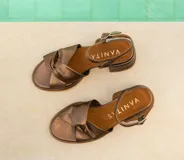 Sandalias de cuero color dorado, con plataforma y taco cuadrado. Presentan tiras cruzadas en el empeine y pulsera al tobillo con hebilla.