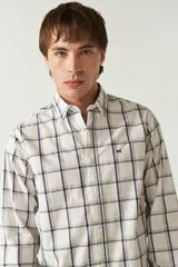 Camisa blanca a cuadros azules y grises, de manga larga y corte slim fit.