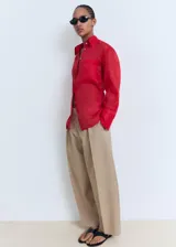 Pantalón de tiro medio color beige con diseño balloon y pinzas en la parte delantera. Cuenta con bolsillos laterales y cierre oculto.