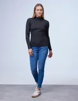 Buzo negro de tejido acanalado con cuello alto.