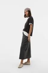 Falda midi cargo de denim color gris con efecto lavado, de corte recto y relajado. Cuenta con bolsillos laterales con tapa, bolsillos traseros y una abertura frontal.