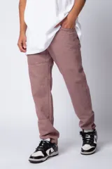 Pantalón color beige de gabardina, corte recto y estilo casual.