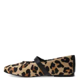 Balerinas de mujer con diseño de animal print, confeccionadas en cuero con textura de pelo. Presentan una tira ajustable sobre el empeine con hebilla metálica dorada y punta redondeada.