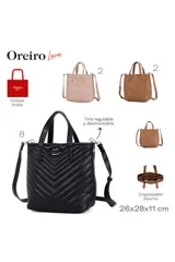 Cartera Las Oreiro color camel, con diseño acolchado en forma de chevrón y un aplique de labios en la parte frontal. Tiene doble asa de mano y una correa ajustable y desmontable para usar al hombro o cruzada.