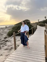 Pantalón de jean liviano azul oscuro con diseño de volados en las piernas y tiro medio.