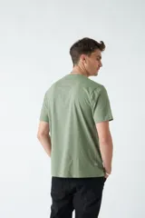 Remera blanca de algodón con cuello redondo y estampado del Coliseo Romano.