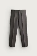 Pantalón de vestir regular fit color gris con sutil patrón a cuadros, confeccionado con mezcla de lana. Cuenta con bolsillos frontales, bolsillos traseros de doble vivo con botón, trabillas para cinturón y raya marcada en las piernas.