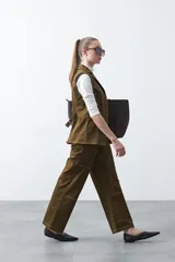 Pantalón de corte recto y tiro medio, confeccionado en algodón con elastano. Presenta costuras a contratono en color blanco que resaltan los recortes delanteros y el diseño de la prenda, aportando un estilo utilitario.