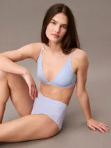 Bombacha hípster de talle medio color celeste, confeccionada en mezcla de algodón y elastano. Cuenta con ribetes elásticos planos y logo de Calvin Klein en el lateral.