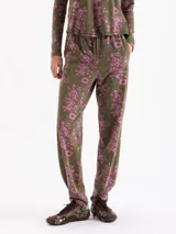 Babucha de corte holgado con cintura elástica y cordón de ajuste, confeccionada en tejido estampado con diseño floral en tonos verde y rosado.