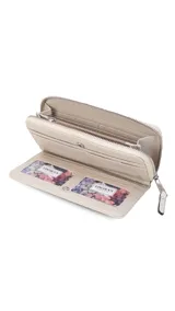 Billetera larga tipo sobre de la marca Lincoln's, confeccionada en material sintético con textura suave en color beige. Presenta un cierre perimetral metálico y el logo de la marca grabado en la parte frontal.