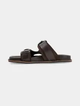 Sandalias planas de cuero marrón, con dos tiras anchas en el empeine provistas de hebillas metálicas plateadas de estilo western.