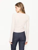 Top negro al cuerpo, de mangas largas y escote cuadrado.