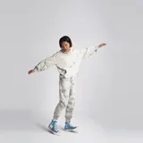 Hoodie Converse con efecto tie-dye en tonos grises y blancos, de ajuste estándar, con capucha ajustable con cordón, bolsillo tipo canguro y pequeño logo bordado en el pecho.