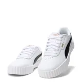 Championes Puma modelo Carina 3.0, de diseño urbano con plataforma texturizada. Presentan una base blanca con la icónica franja lateral en color negro y detalles de la marca en dorado en la lengüeta y el lateral.
