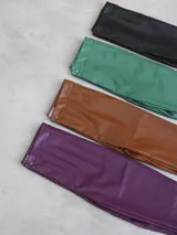 Pantalón skinny de cuero sintético color marrón.