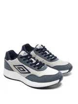 Championes Umbro modelo Volcan para hombre, en tonos de azul y gris claro, con cordones azules y suela blanca. Presentan el logo de Umbro en el lateral.