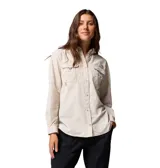 Camisa de manga larga color beige, diseñada para actividades al aire libre y pesca. Presenta un corte relajado, múltiples bolsillos frontales con solapa, ventilación en la espalda, presillas utilitarias y mangas enrollables con ajuste de botón.